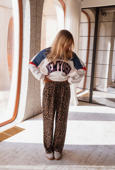 Look | Pantaloni in peluche con stampa leopardata in materiale di prima qualità